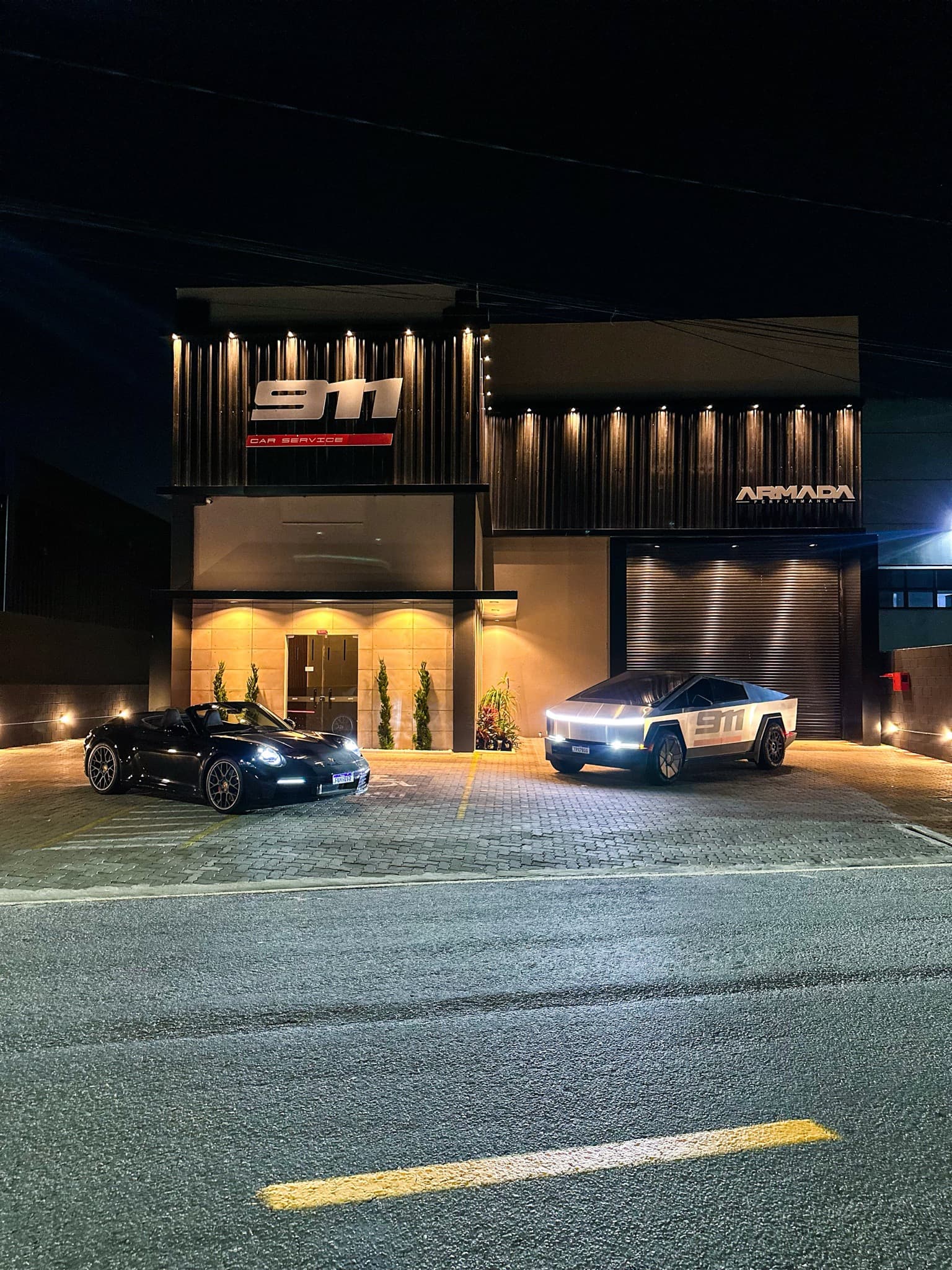 911 Car Service - Fachada Noturna