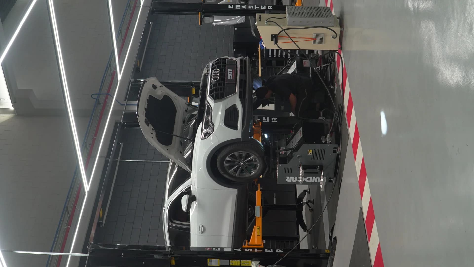 Ruid Car - Veículo branco sendo testado no sistema de diagnóstico de ruídos