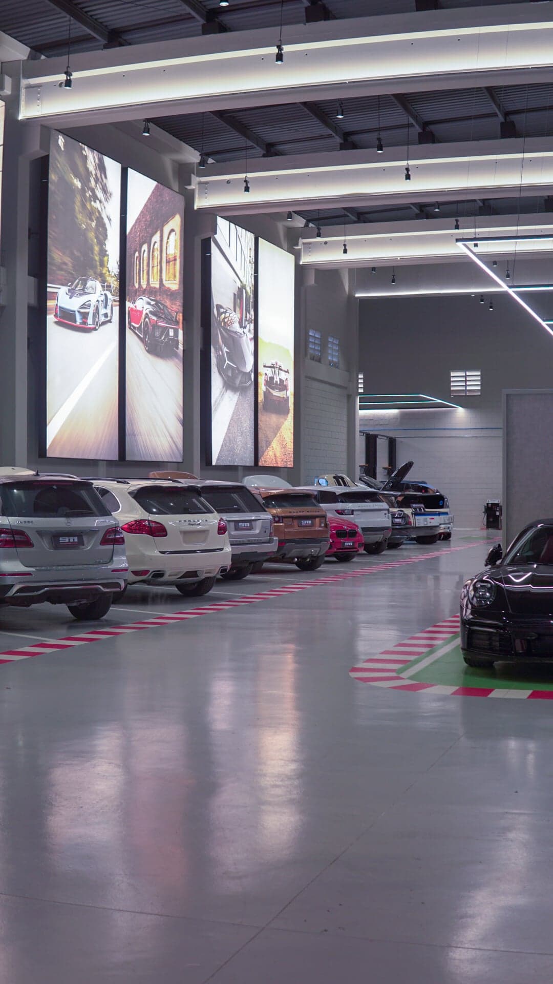 Oficina com carros premium